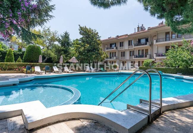Duplex Apartment in a Seaside Complex in Maltepe with Pool 2