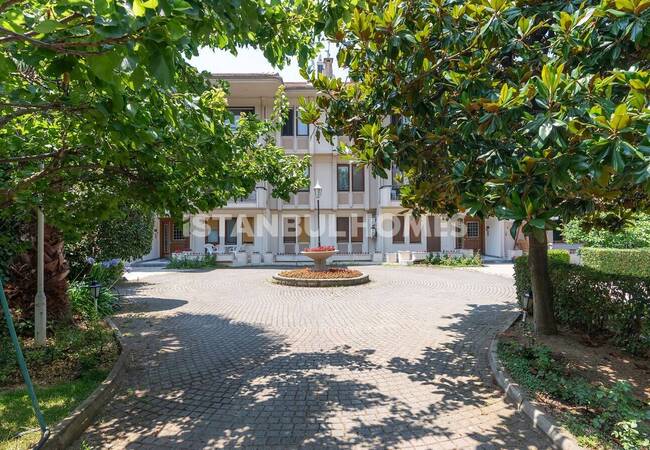 Duplex Apartment in a Seaside Complex in Maltepe with Pool 6