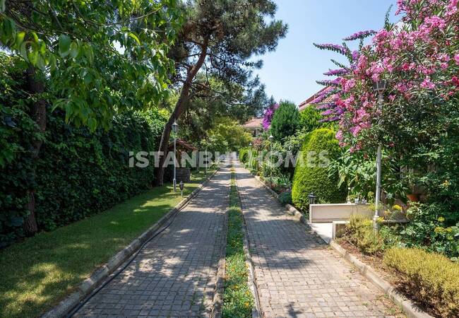 Duplex Apartment in a Seaside Complex in Maltepe with Pool 7