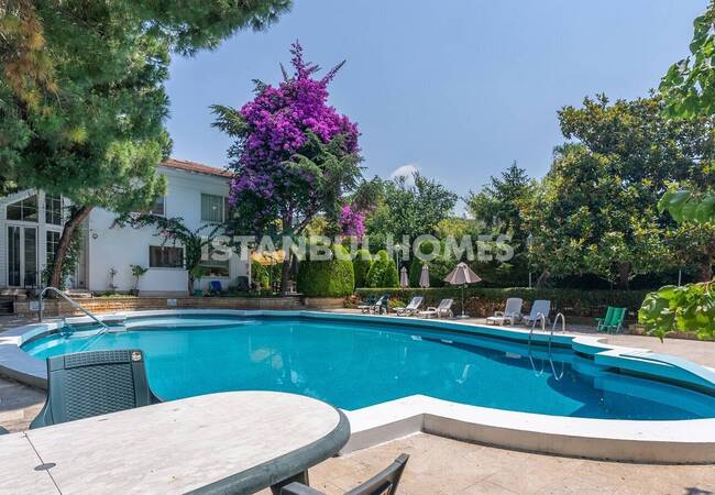 Duplex Apartment in a Seaside Complex in Maltepe with Pool 4