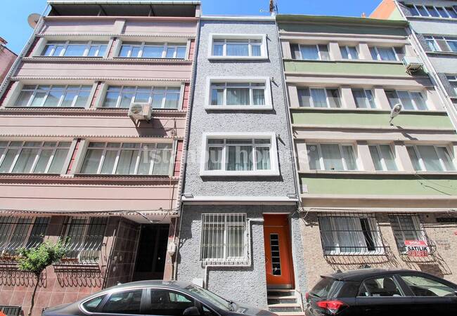 Bâtiment Avec Terrasse Près Du Métro À Istanbul Fatih