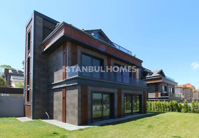İstanbul Arnavutköy'de Özel Otoparklı Satılık Müstakil Villa