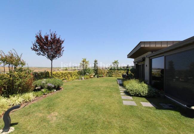 Büyükçekmece'de Göle Yakın Geniş Bahçeli 4+1 Müstakil Villa 2