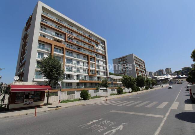 Apartment in a Complex with Swimming Pools in Kucukcekmece 1