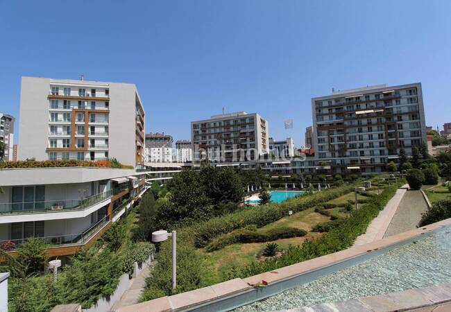 Apartment in a Complex with Swimming Pools in Kucukcekmece 3