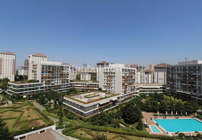 Apartment in a Complex with Swimming Pools in Kucukcekmece