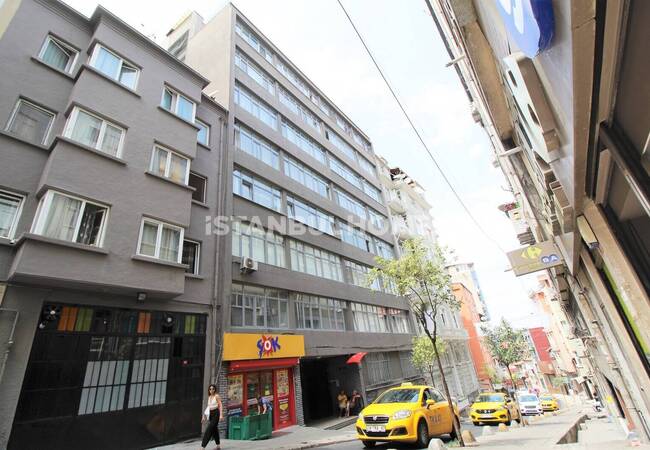 Beyoğlu'nda Asansörlü Binada Geniş Teraslı Bakımlı Daire 2