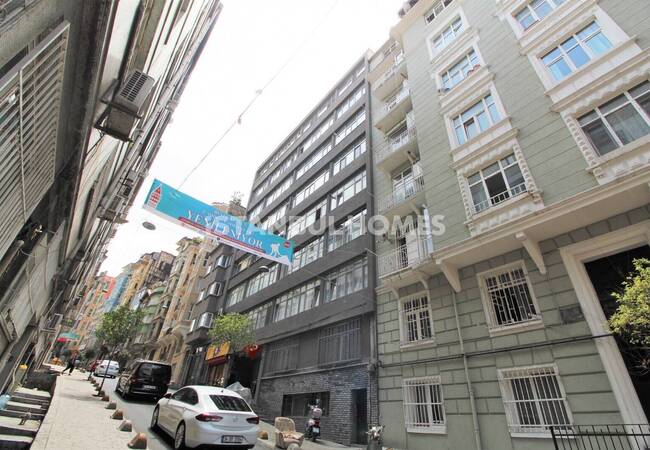 Beyoğlu'nda Asansörlü Binada Geniş Teraslı Bakımlı Daire 3
