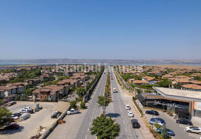 Shops in Open-air Shopping Center in Istanbul Buyukcekmece 4