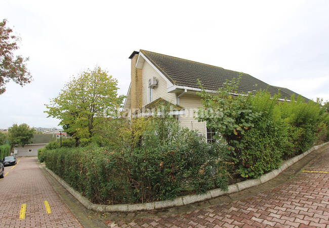 İstanbul Büyükçekmece'de Bahçeli ve 4 Yatak Odalı Tripleks Villa 4