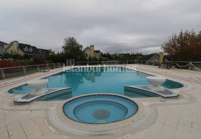 İstanbul Büyükçekmece'de Bahçeli ve 4 Yatak Odalı Tripleks Villa 9