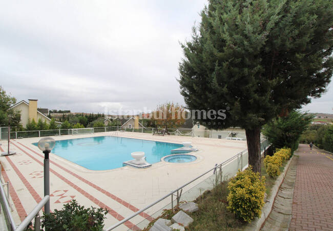 İstanbul Büyükçekmece'de Bahçeli ve 4 Yatak Odalı Tripleks Villa 10