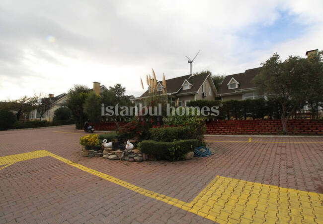 İstanbul Büyükçekmece'de Bahçeli ve 4 Yatak Odalı Tripleks Villa 13