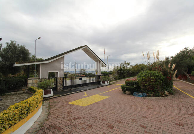 İstanbul Büyükçekmece'de Bahçeli ve 4 Yatak Odalı Tripleks Villa 15