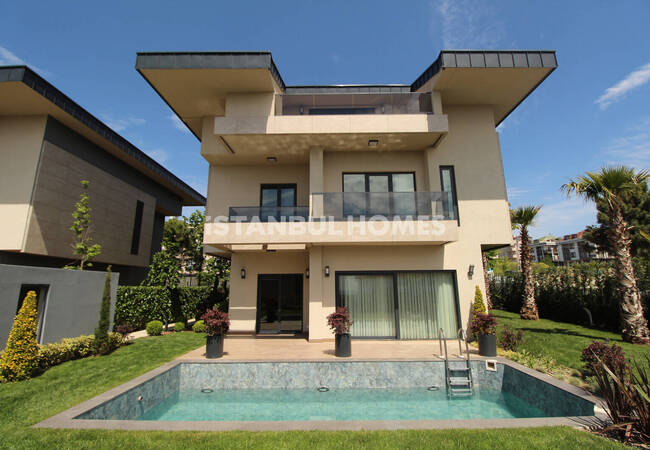 Spacious Triplex Houses Close to Sea in Istanbul Beylikduzu