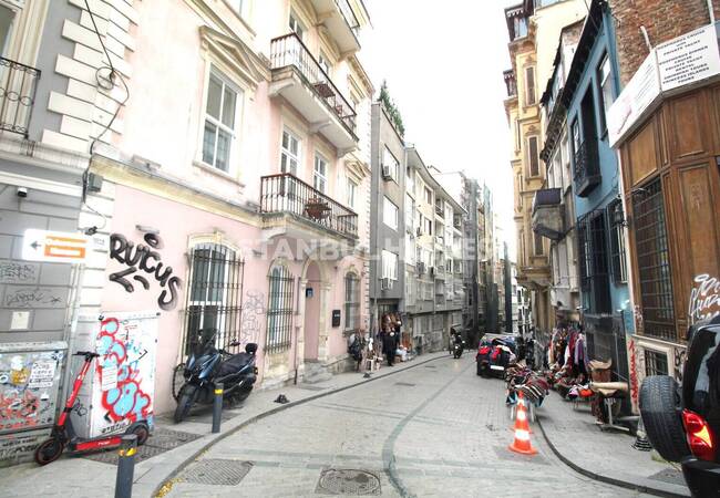 İstanbul Beyoğlu'nda Galata Kulesi Manzaralı Eşyalı Daire 2