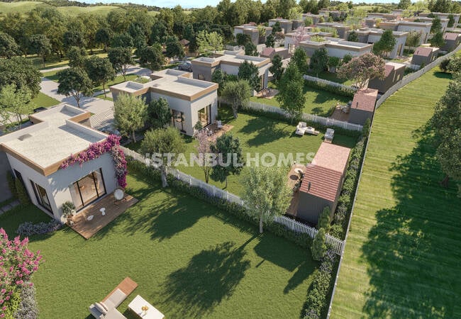 İstanbul Arnavutköy'de Özel Bahçeli ve Göl Manzaralı Evler 2