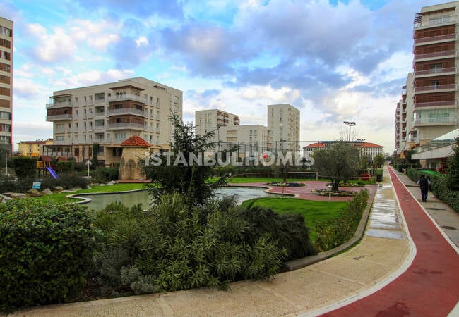 Apartment in a Complex with Swimming Pool in Sancaktepe İstanbul 1