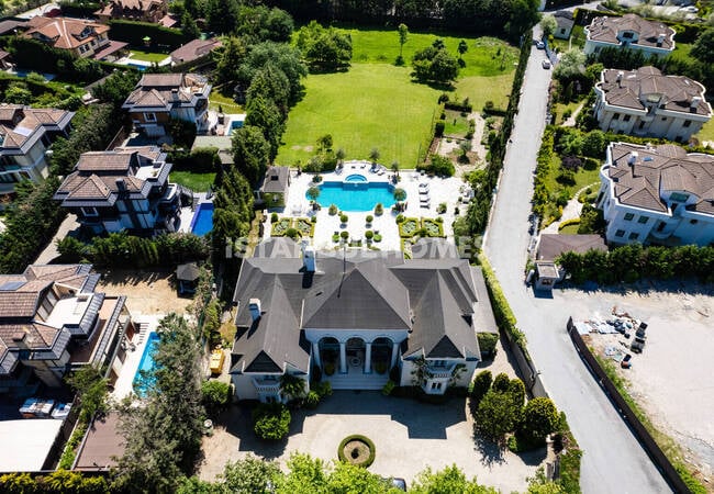 Mansion with Large Usage Spaces in Eyupsultan Istanbul 1