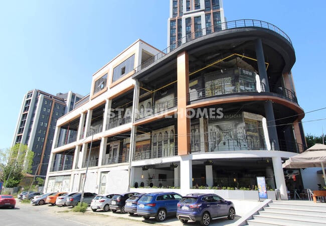 Магазины рядом с автомагистралями и метробусом в Эсеньюрте 2