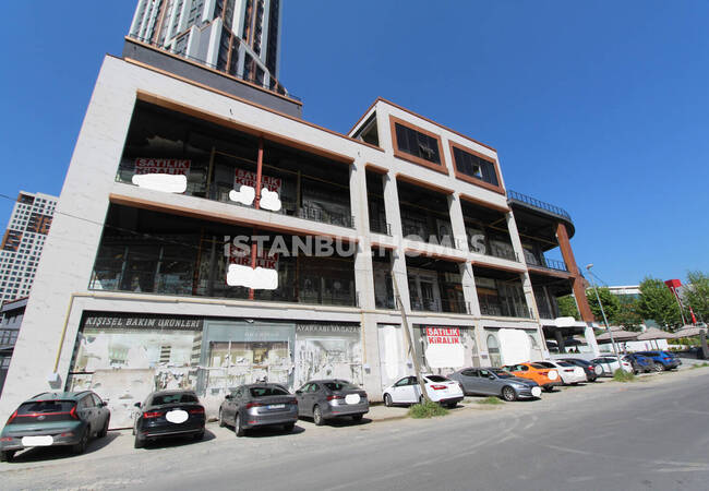 Магазины рядом с автомагистралями и метробусом в Эсеньюрте 5