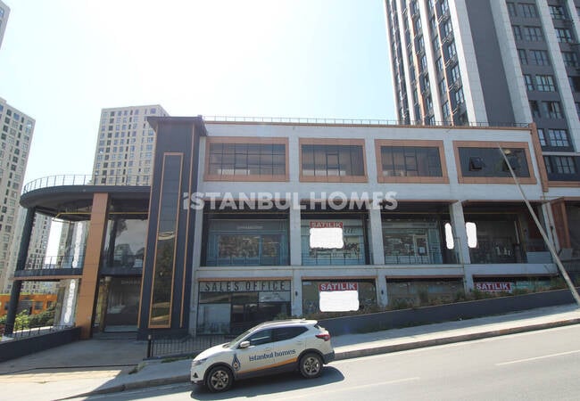 Магазины рядом с автомагистралями и метробусом в Эсеньюрте 3