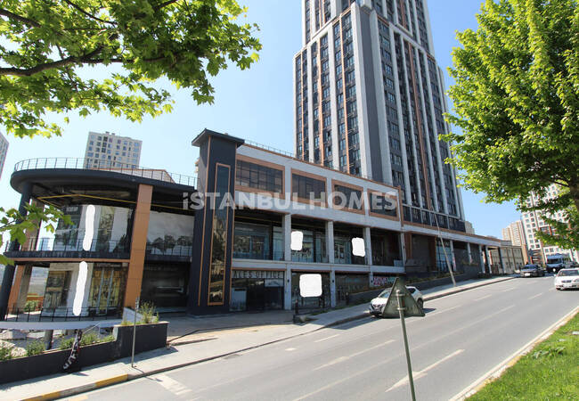 Магазины рядом с автомагистралями и метробусом в Эсеньюрте 4