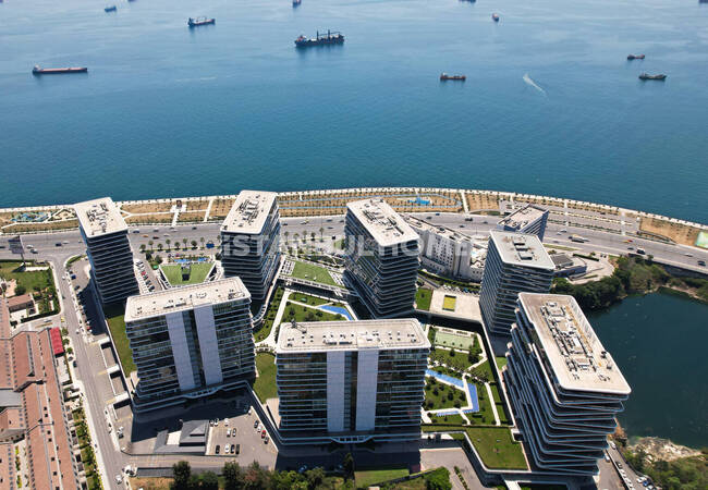 Seafront Flats in a Complex with Pool in Zeytinburnu Istanbul