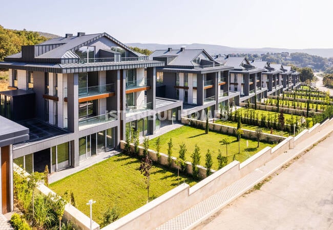 Villas Avec Jardins Isolés Dans Un Complexe À Cekmekoy Istanbul