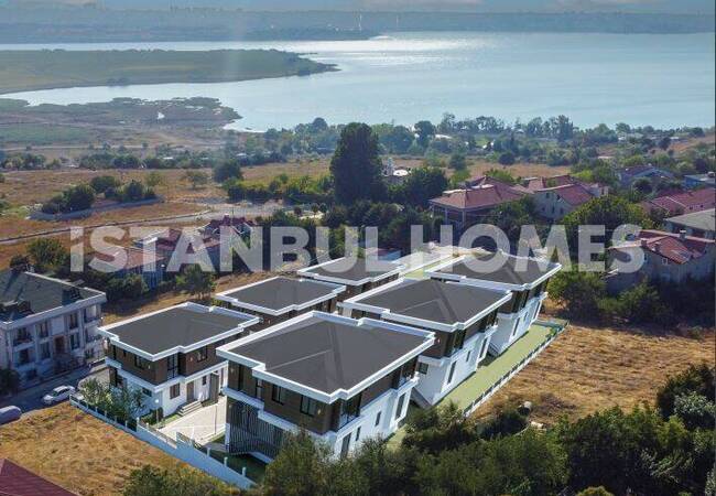 Häuser Mit Seeblick Und Innenparkplatz In Avcılar Istanbul