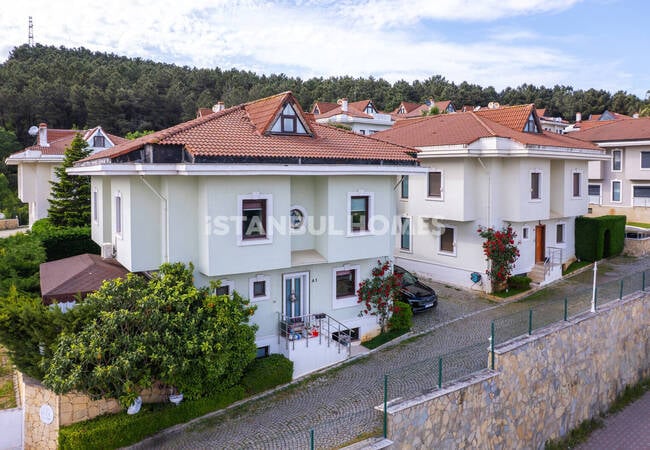 İstanbul Çekmeköy'de Doğa Manzaralı Şık Villalar 1