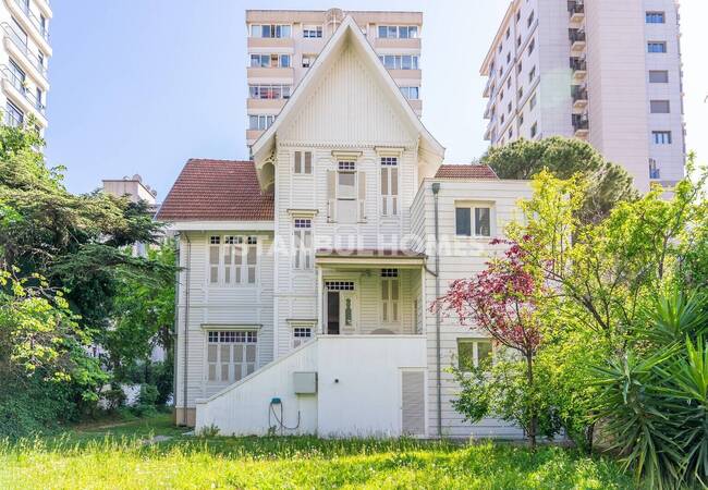 7-bedroom House with Landscaped Garden in Kadikoy