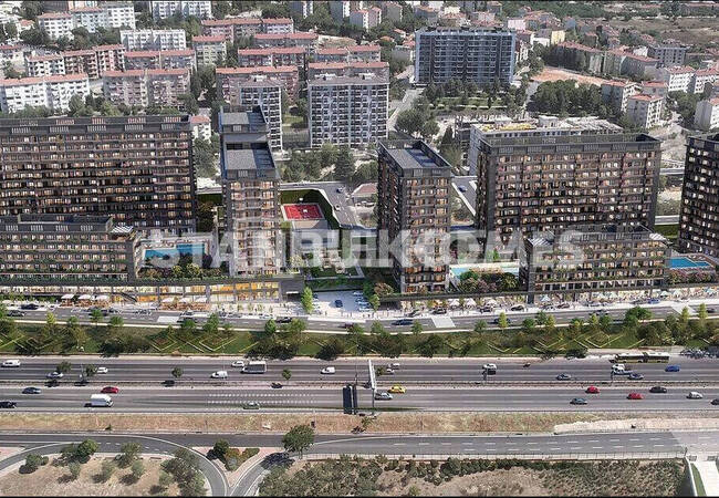 Магазины на главной улице рядом с метро и паромом в Малтепе