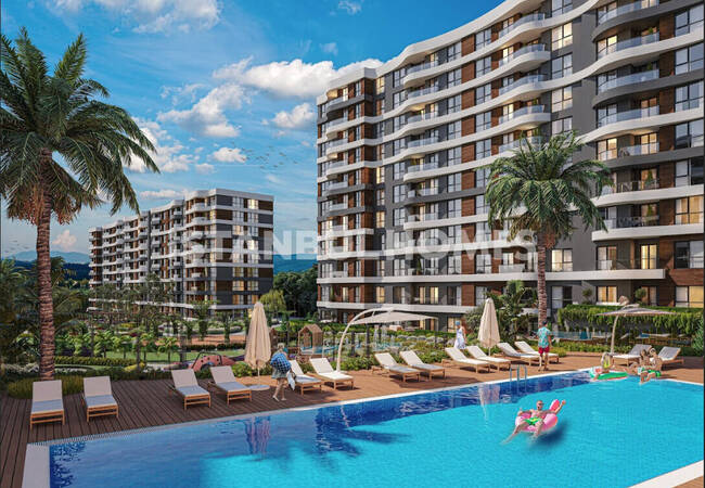 Flats in a Complex with Pool in Istanbul Pendik 1