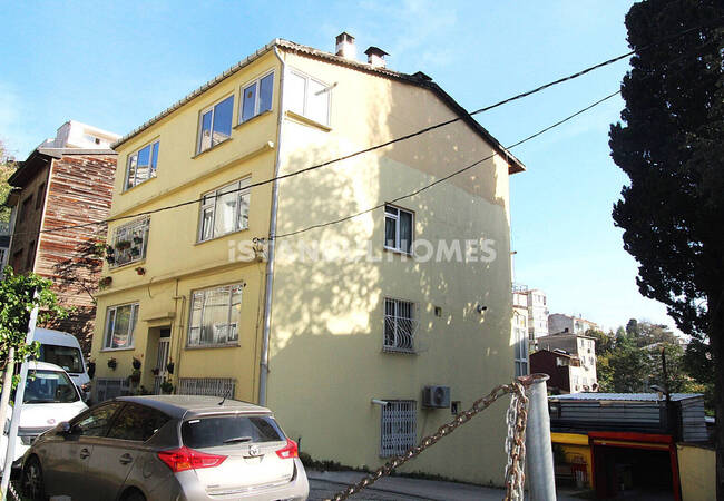 Spacious 3-bedroom Flat Near the Bosphorus 1