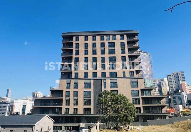 Ataşehir'deki Ana Cadde Üzerindeki Ticari Gayrimenkuller
