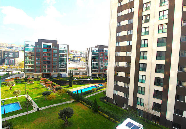 Istanbul Homes ® تقدم شققاً للبيع في بيليكدوزو. الشقق الواسعة بالقرب من المرسى تقع في مجمع مع مسبح، وأمن، وكراج للسيارات. 5