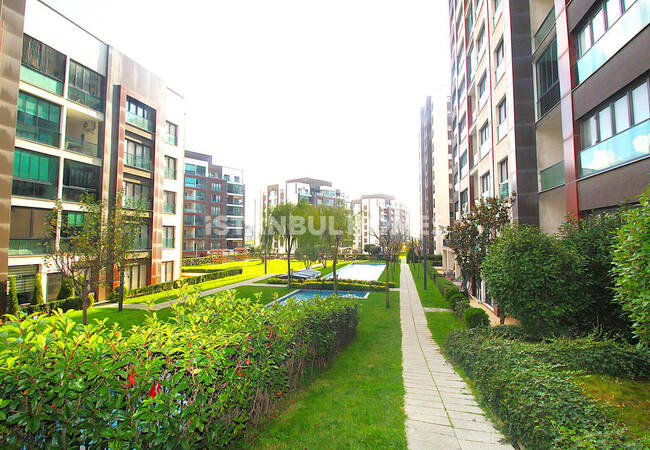 Istanbul Homes ® تقدم شققاً للبيع في بيليكدوزو. الشقق الواسعة بالقرب من المرسى تقع في مجمع مع مسبح، وأمن، وكراج للسيارات. 1