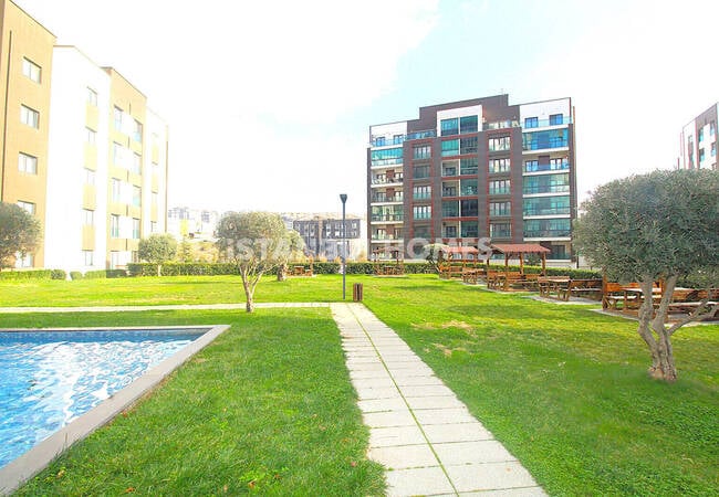 Istanbul Homes ® تقدم شققاً للبيع في بيليكدوزو. الشقق الواسعة بالقرب من المرسى تقع في مجمع مع مسبح، وأمن، وكراج للسيارات. 9