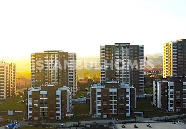 Istanbul Homes ® تقدم شققاً للبيع في بيليكدوزو. الشقق الواسعة بالقرب من المرسى تقع في مجمع مع مسبح، وأمن، وكراج للسيارات. 3