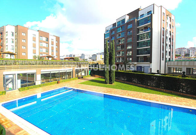 Istanbul Homes ® تقدم شققاً للبيع في بيليكدوزو. الشقق الواسعة بالقرب من المرسى تقع في مجمع مع مسبح، وأمن، وكراج للسيارات. 2