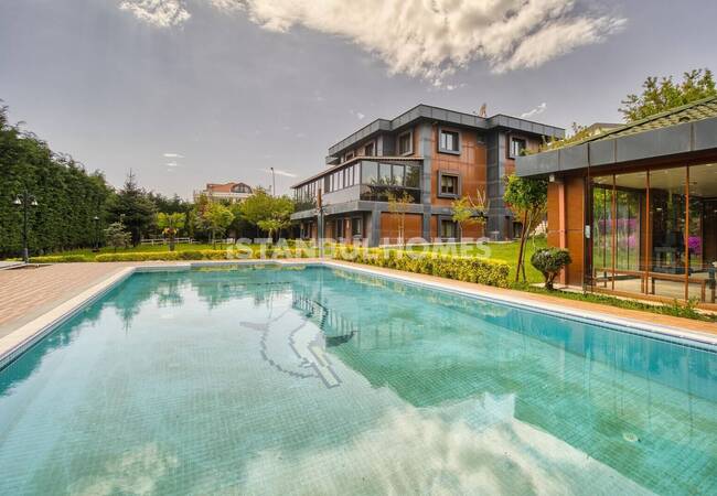 Spacious Villa with Pool Near Marina in Buyukcekmece Istanbul 1