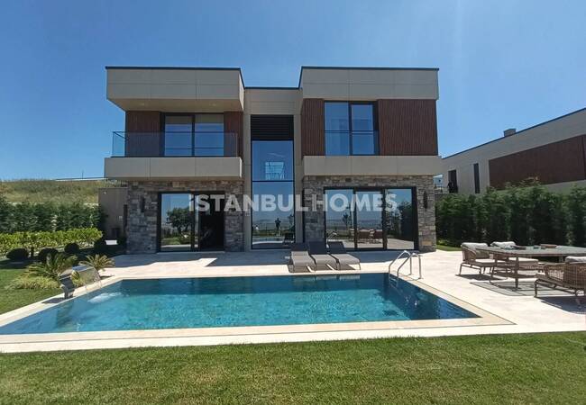 Spacious Detached Villas with Pool in Istanbul Buyukcekmece