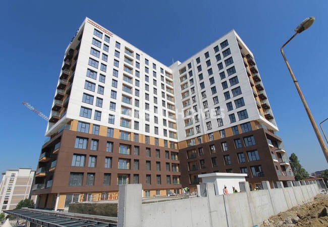 Modern Middle Floor Apartments with Garden in Zeytinburnu
