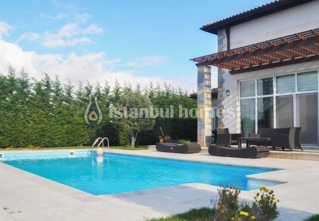 Single-storey Houses in Istanbul Intertwined with Nature 2