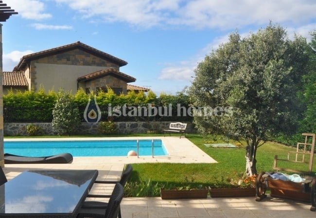 Single-storey Houses in Istanbul Intertwined with Nature 5