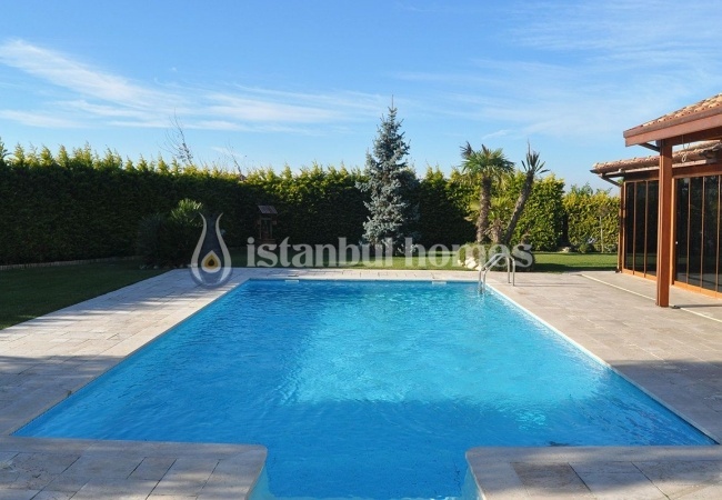 Single-storey Houses in Istanbul Intertwined with Nature 6