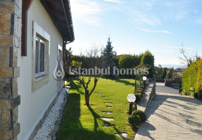 Single-storey Houses in Istanbul Intertwined with Nature 7