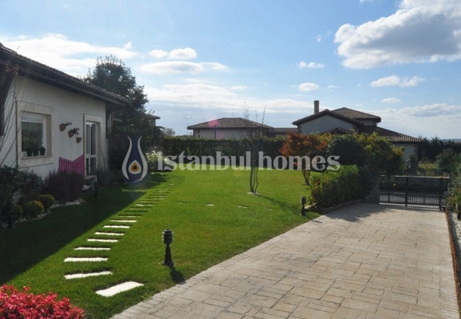 Single-storey Houses in Istanbul Intertwined with Nature 12