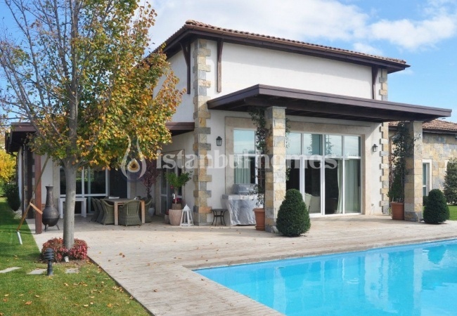 Single-storey Houses in Istanbul Intertwined with Nature 14